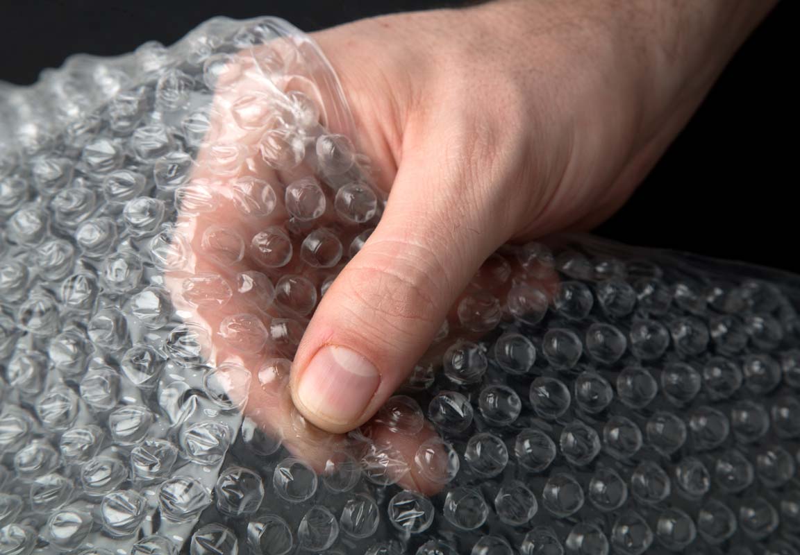 pliego de plástico burbuja para protección de artículos delicado