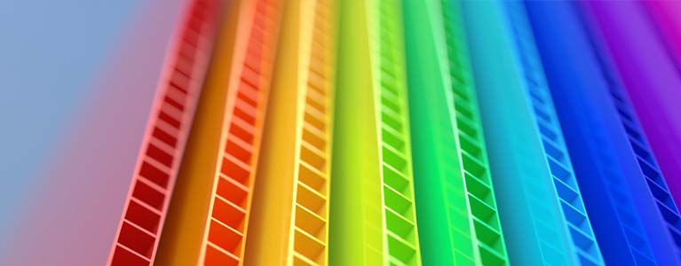 Hojas de plástico corrugado en variación de colores y tamaños