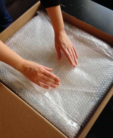 Uso de plástico burbuja para mayor protección en empaque de cartón
