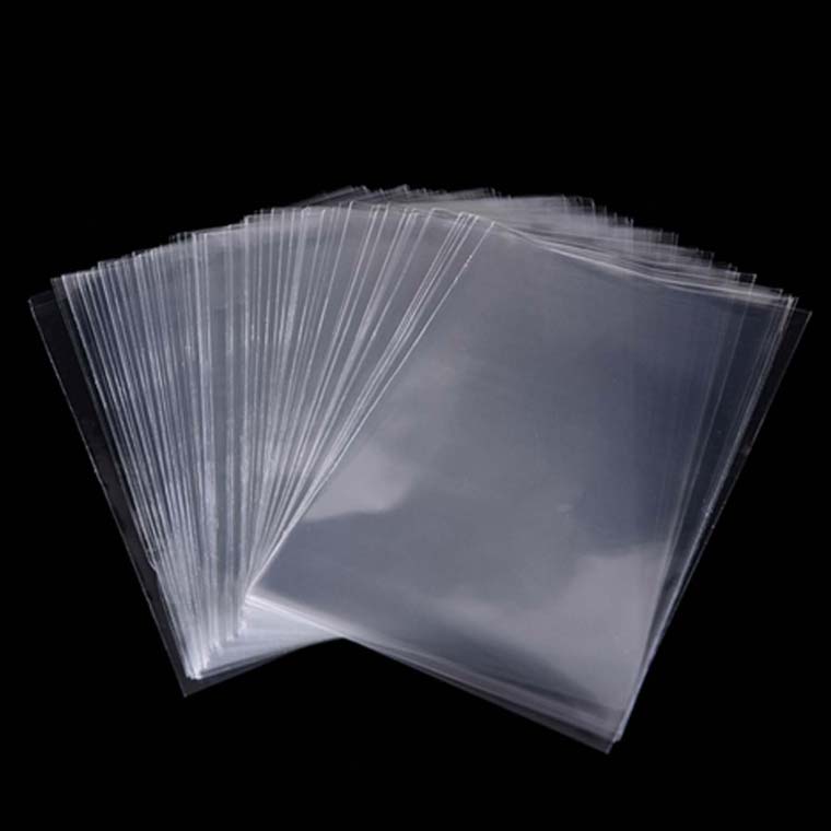 bolsas de plástico transparente sobre fondo negro