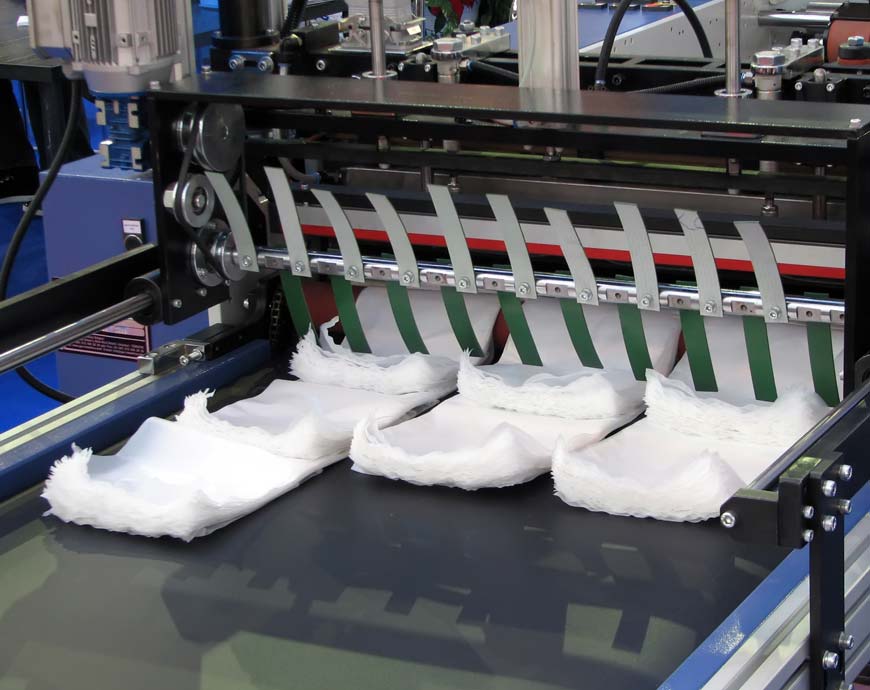 proceso terminado en la fabricación de bolsas de plástico blancas